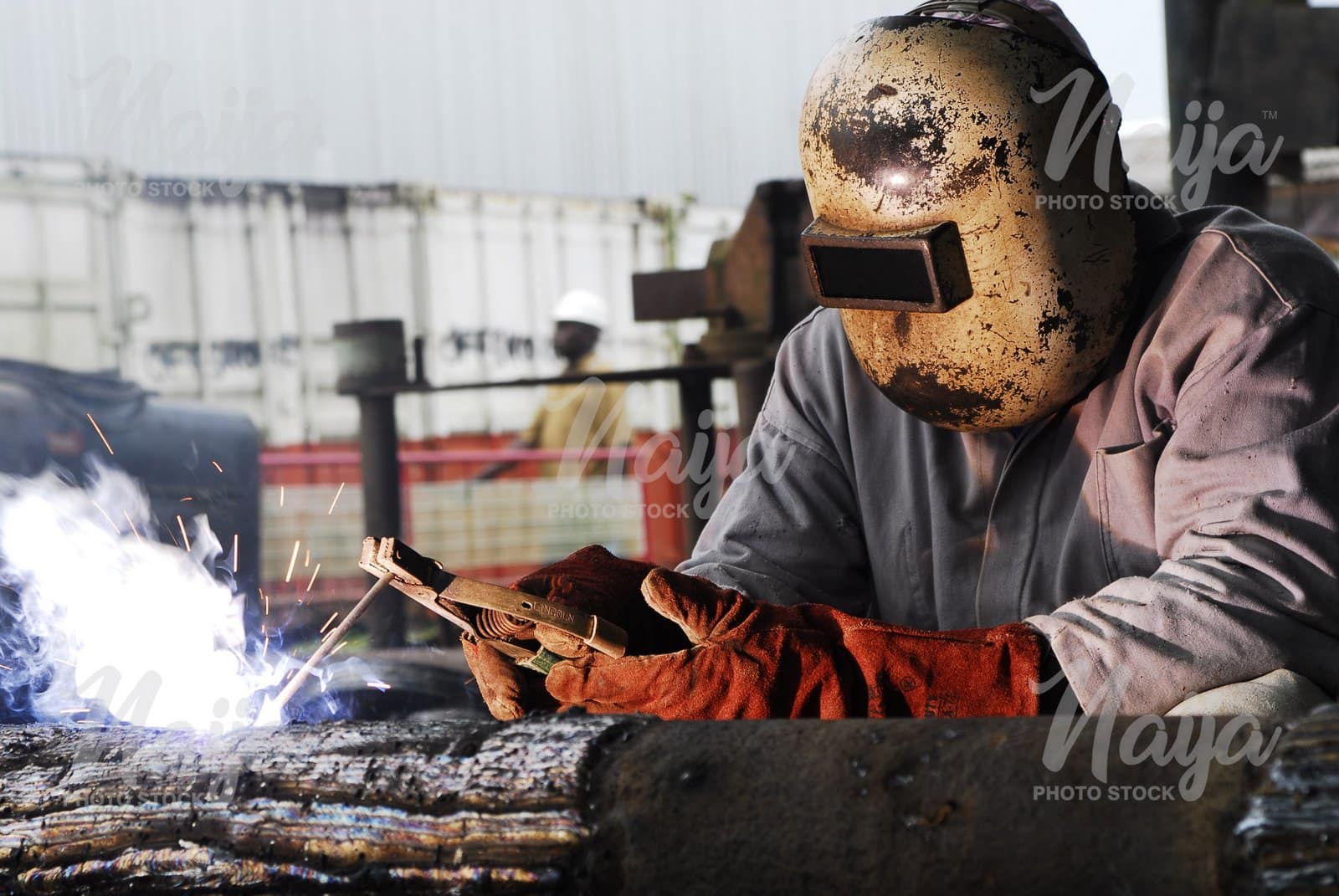 OIL AND GAS WORKER WELDING
